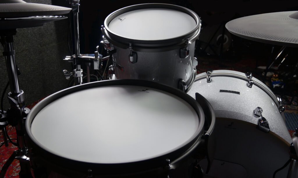 Einem akustischen Schlagzeug zum Verwechseln ähnlich: das EFNOTE 7 E-Drumset.