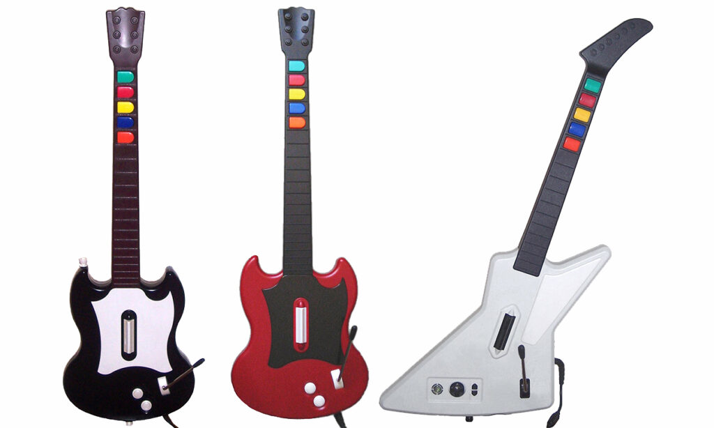 (Bildquelle: (c) Y2kcrazyjoker4 / Quelle: Wikipedia (https://en.wikipedia.org/wiki/Guitar_Hero#/media/File:Guitar_Hero_series_controllers.jpg))