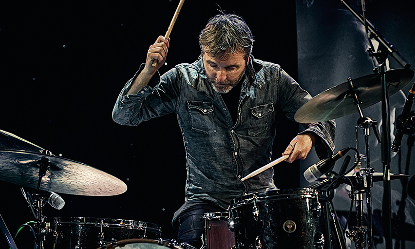 Seine jahrelange Arbeit Live und im Studio hat Ash zu einem unglaublich vielseitigen Drummer gemacht. Foto von Francesco Desmaele.