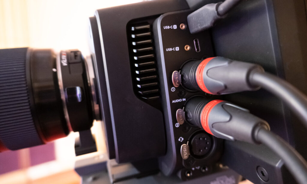 04_Blackmagic_Design_Sudio_Camera_4k_Pro_XLR_verkabelt Bild