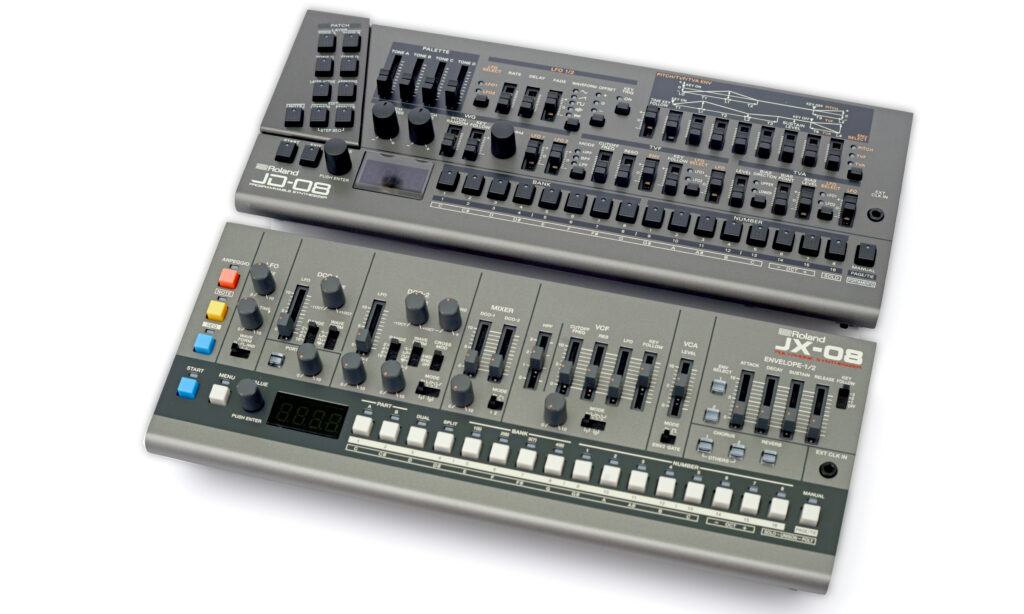 Best of the 80s unten – und 90s oben. Die beiden Roland Neuerscheinungen JX-08 und JD-08. Der Platz für Finger wird immer knapper!