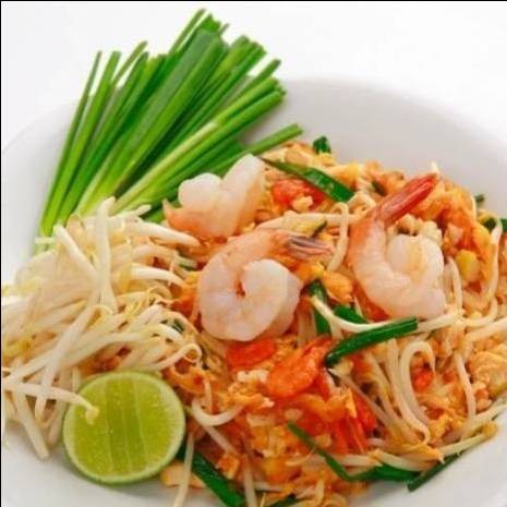 ผัดไทครบรส&ลูกชิ้นทองสุข