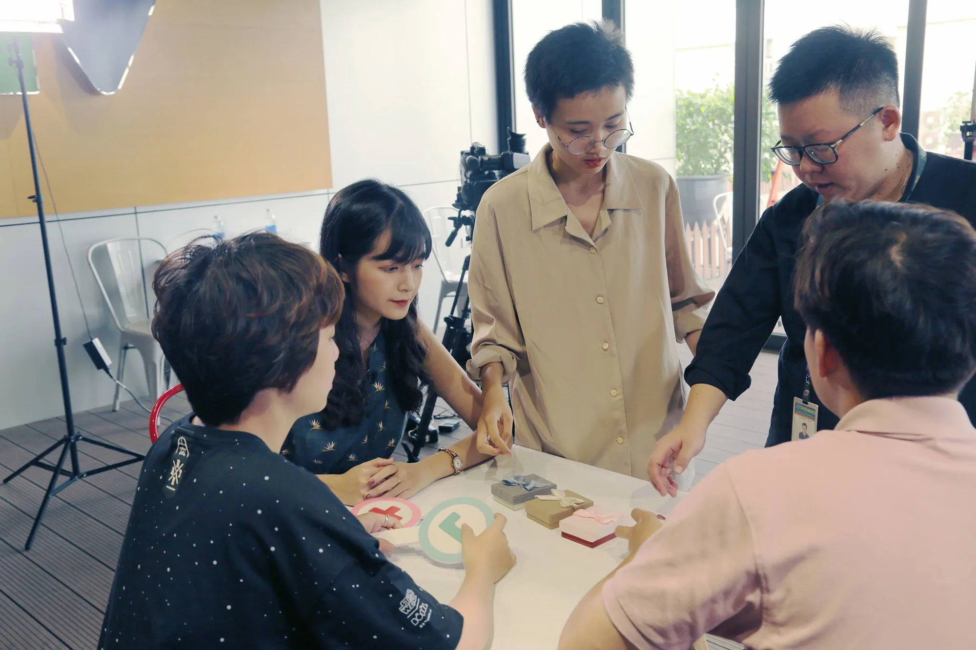 Mình đang trao đổi với đạo diễn về nội dung trò chơi trong talkshow