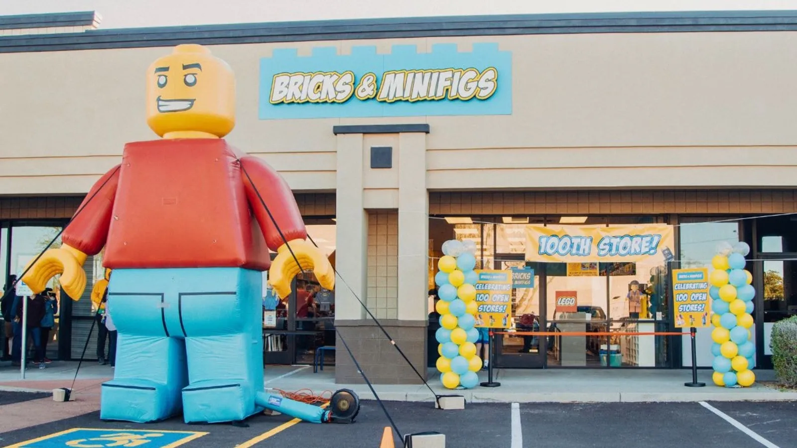Bricks & Minifigs offers to return $200,000 LEGO haul and shut the Salem store