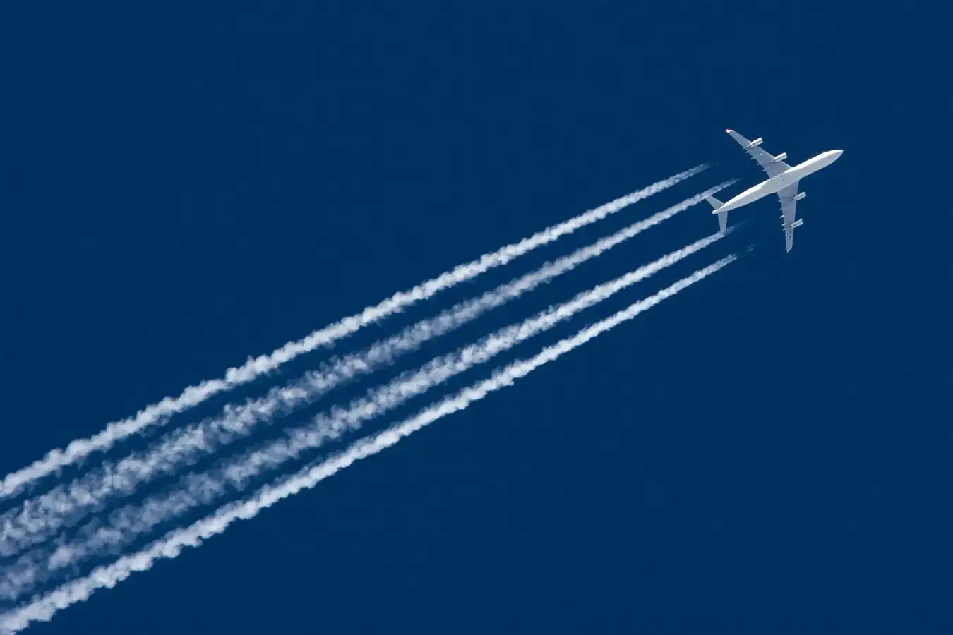 Polar geoengineering sprays could force flights through sulphuric acid clouds