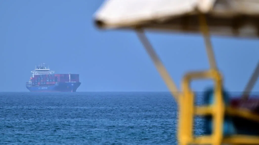 Iran strikes Gulf islands and Kuwait targets hours after US-Iran Hormuz signals diverge