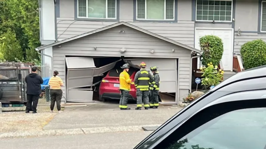 Tesla Autopilot swerves into garage door in Redmond, Washington; police investigate Monday