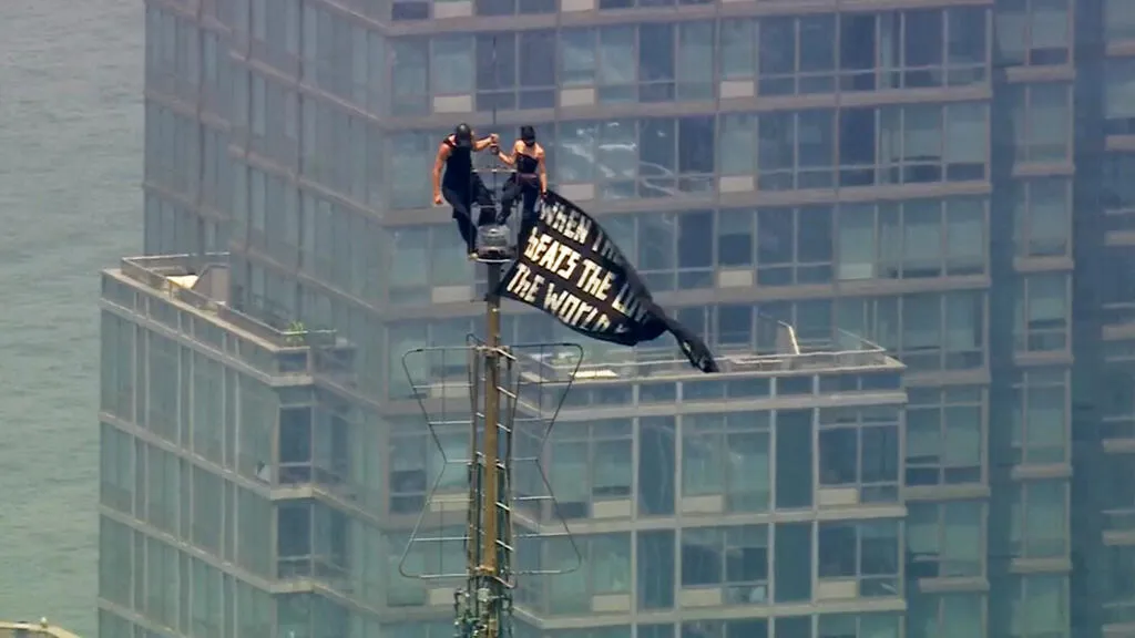 Empire State antenna “power of love” proposal ends with two arrests Wednesday