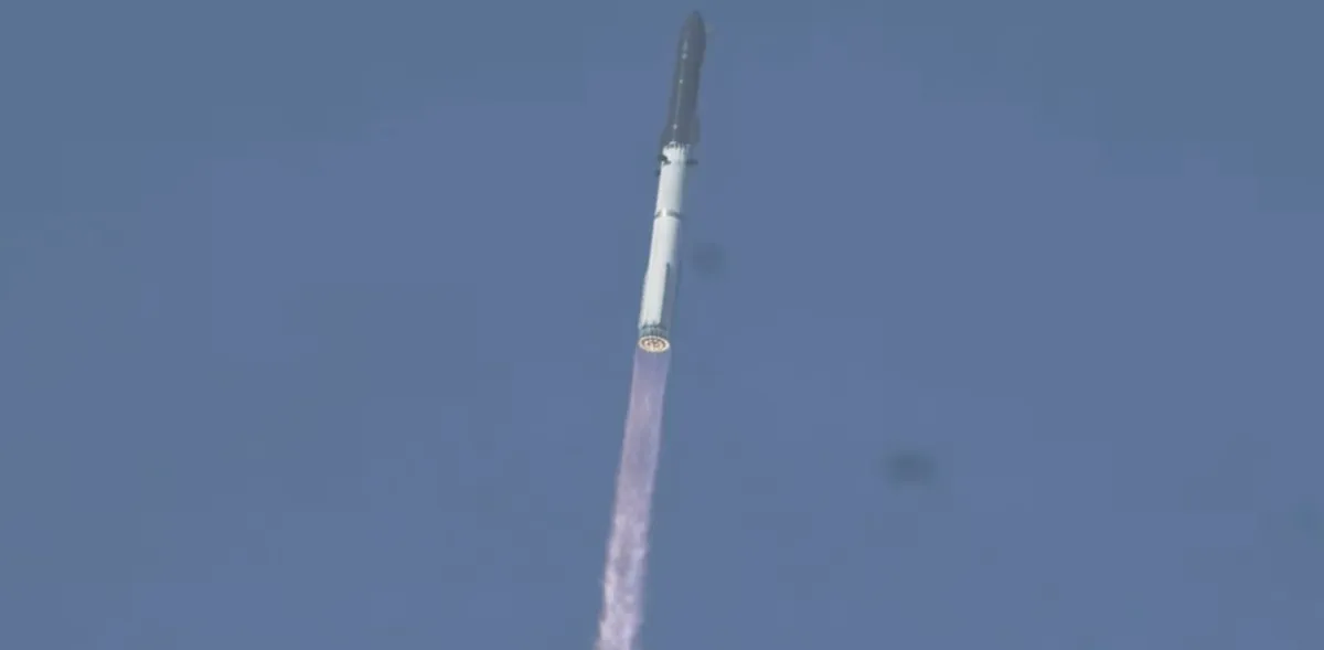 SpaceX’s Starship completes a successful test flight, proving steps toward reusable lunar transport