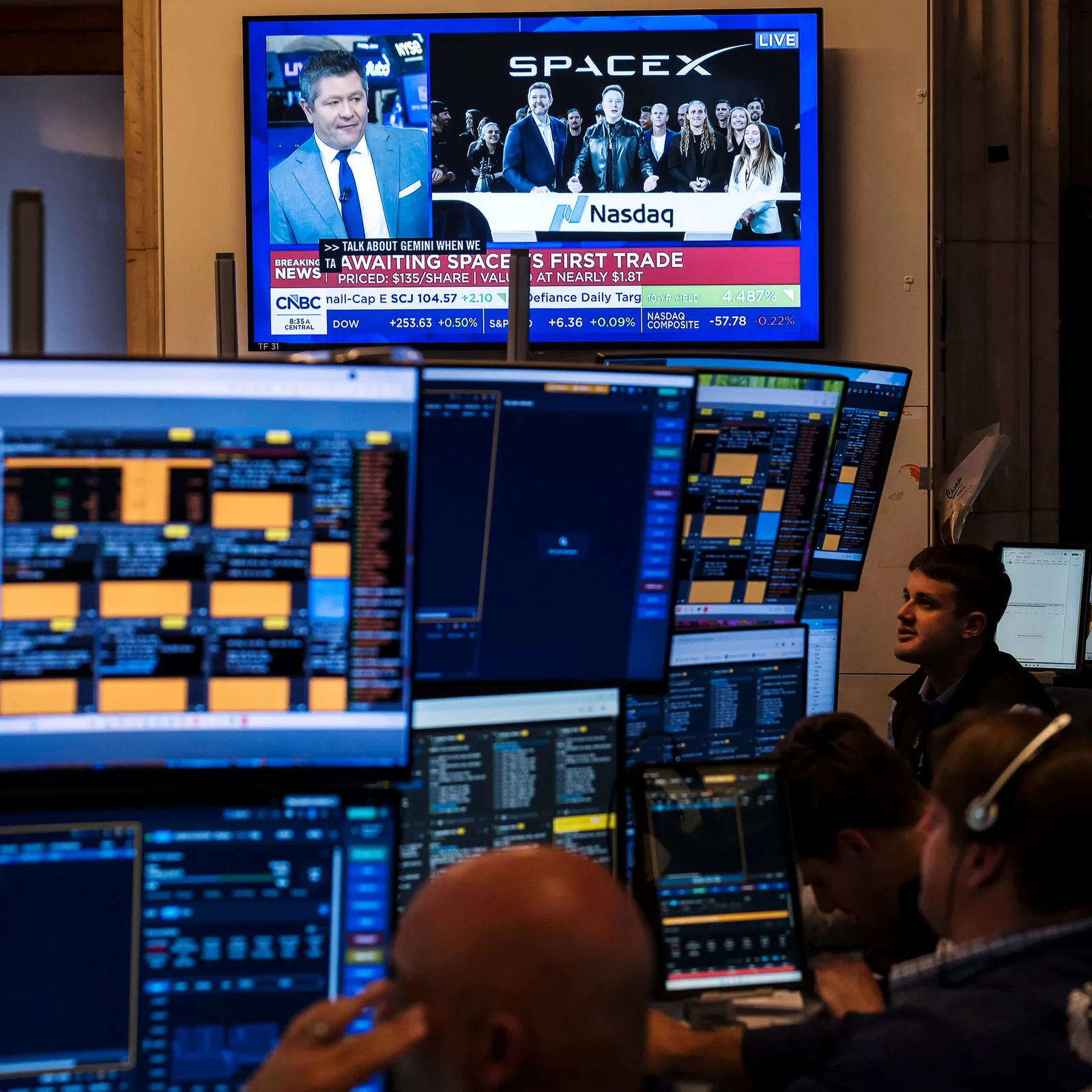 SpaceX shares jump 11% after its IPO, signaling a rush of AI mega-offerings