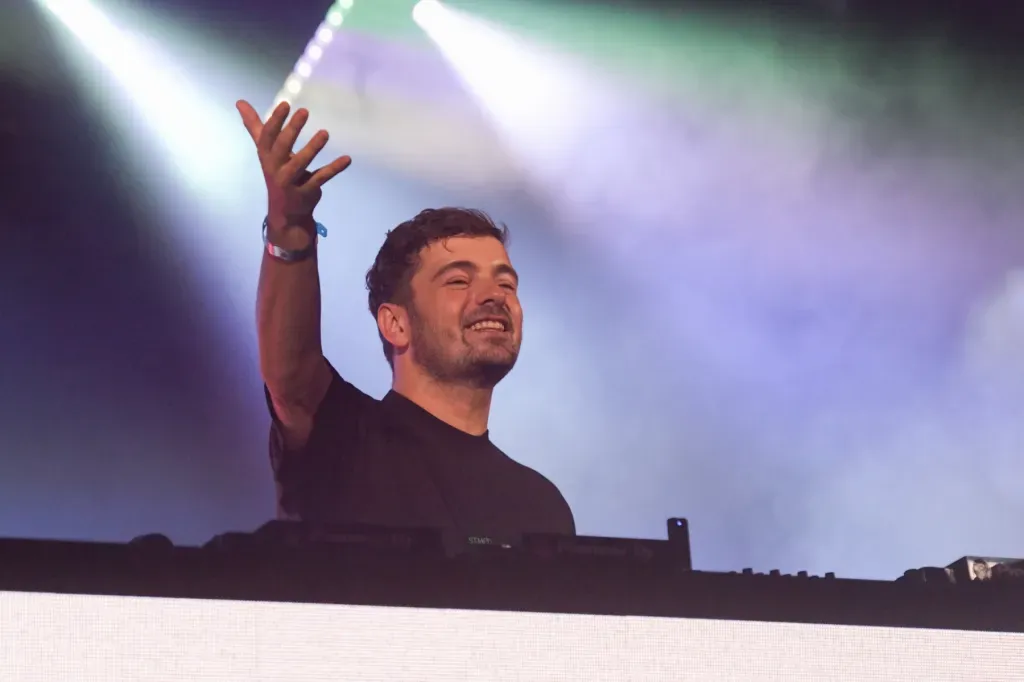 Martin Garrix premieres U2's “Fireflies” live with The Edge at Tomorrowland