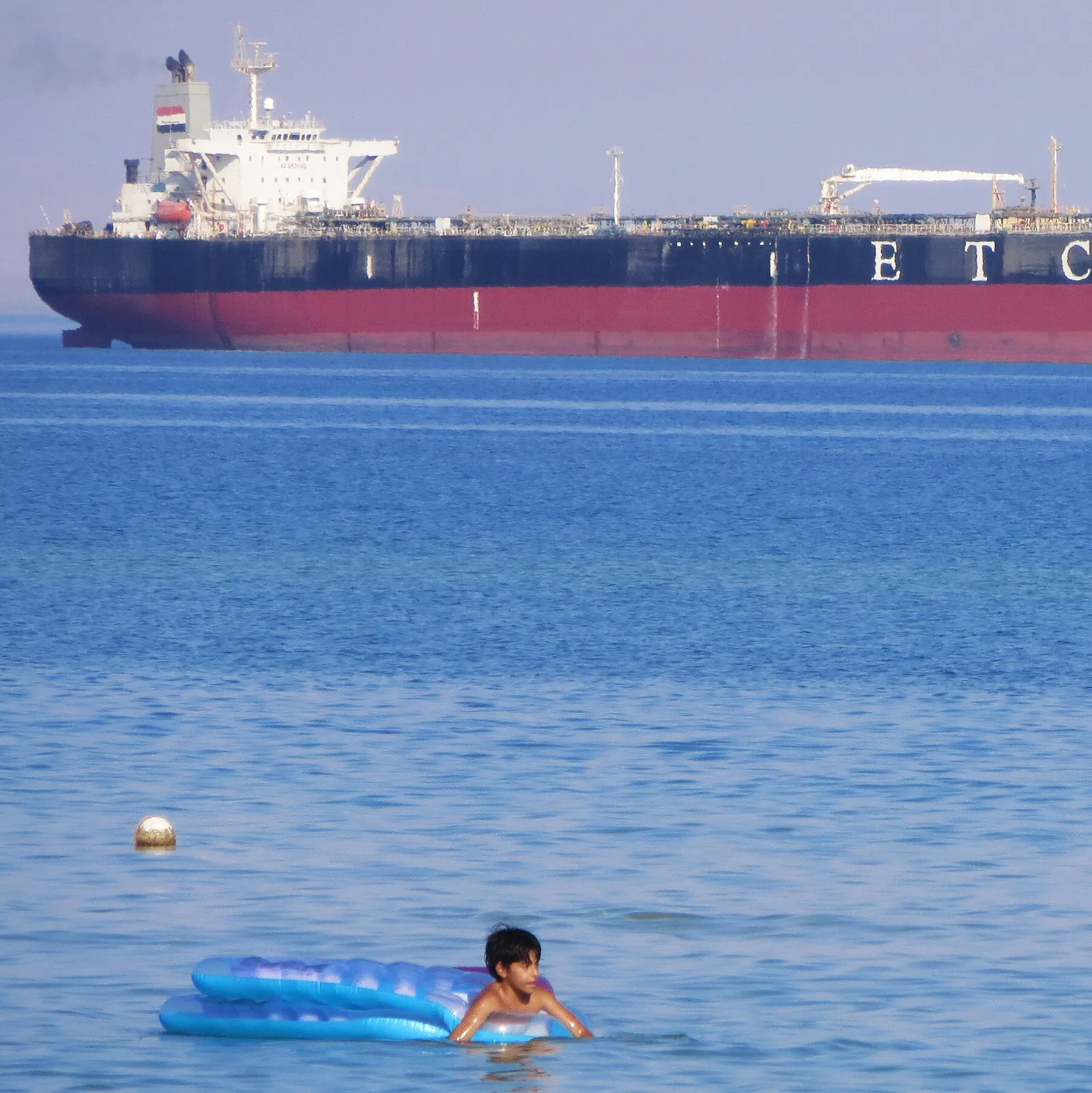 Houthi Grip in Red Sea Raises Saudi Oil Export Risk