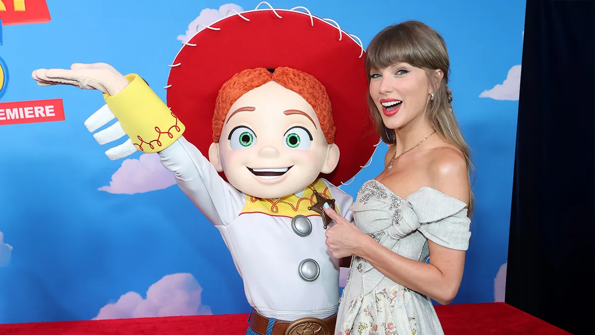 Taylor Swift debuts “I Knew It, I Knew You” live at Toy Story 5 premiere