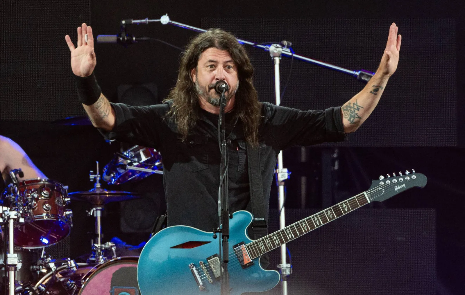 Dave Grohl’s broken-leg story returns to Sweden 11 years later: “We finished that show.”