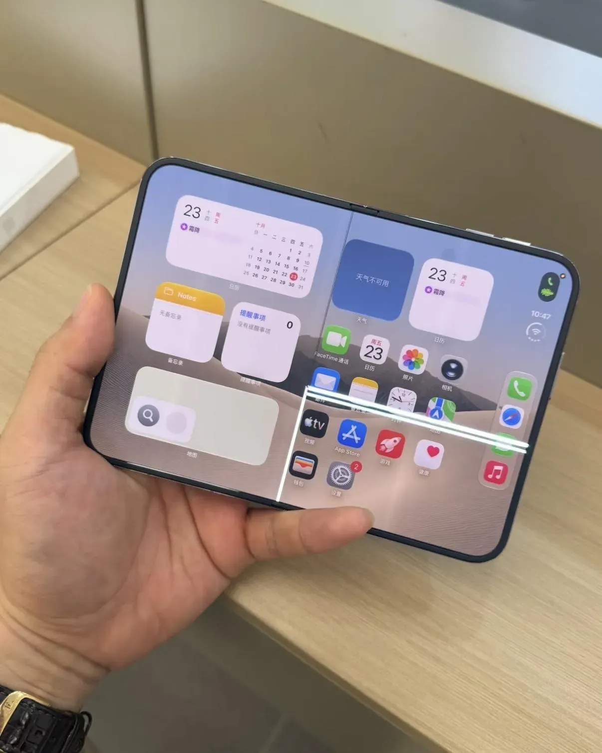 A YouTuber dissected the iPhone Duo and thinks he found crackgate's cause