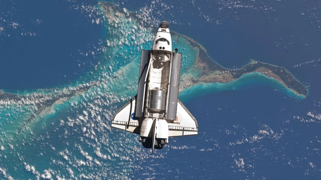 July 10, 2011: ISS astronauts finally saw Atlantis dock, not photobomb Earth again