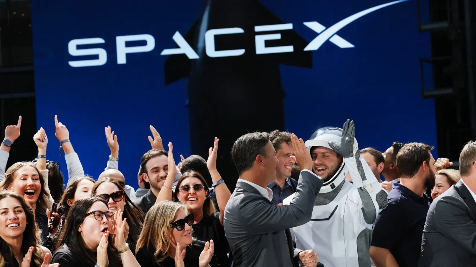 Musk’s SpaceX stake tops $1T after a 37% pop from a $135 debut