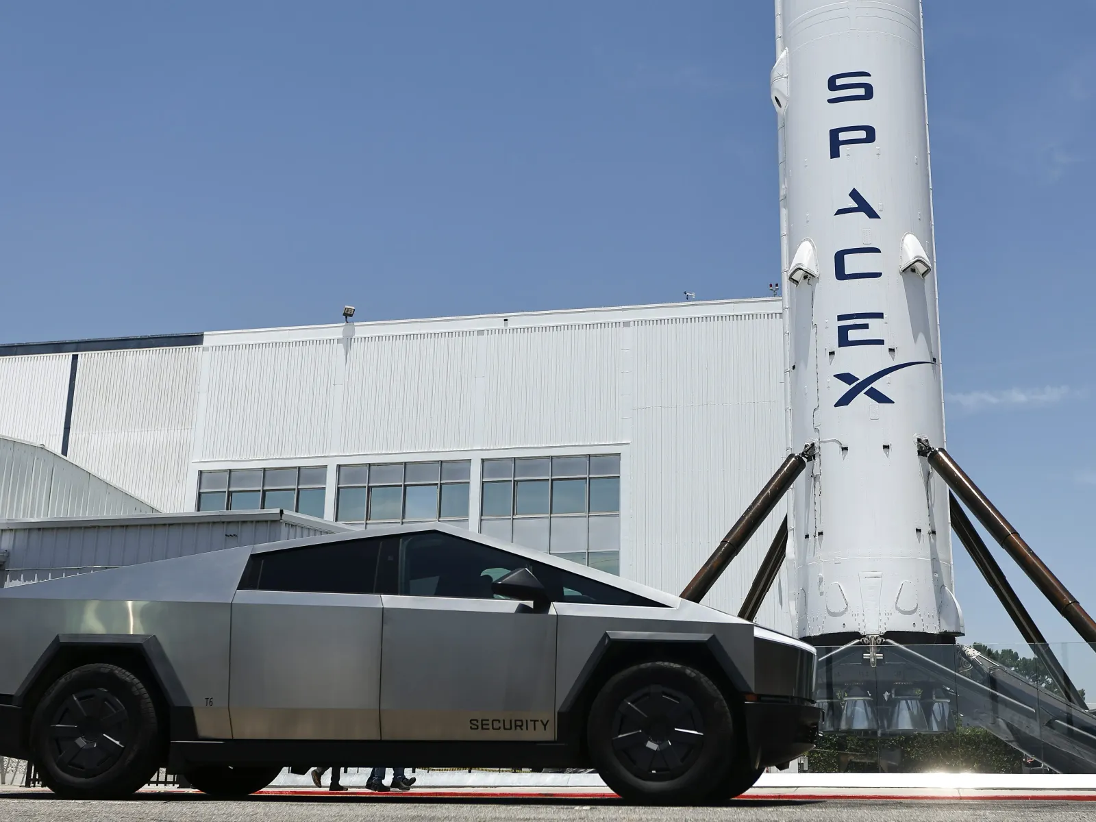 Jamie Dimon rolls out the red carpet for Musk's $75 billion SpaceX IPO