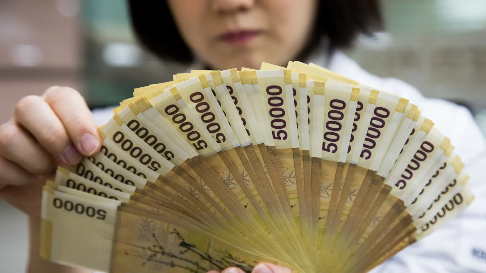 Bank of Korea flags chip-worker bonuses after tech payouts squeeze inflation expectations