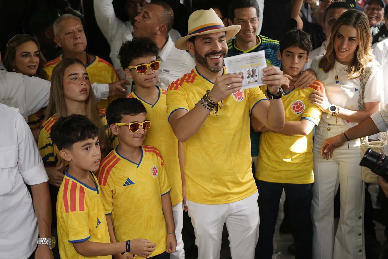 Colombia’s de la Espriella turns a yellow soccer jersey into a campaign uniform, judge banned it