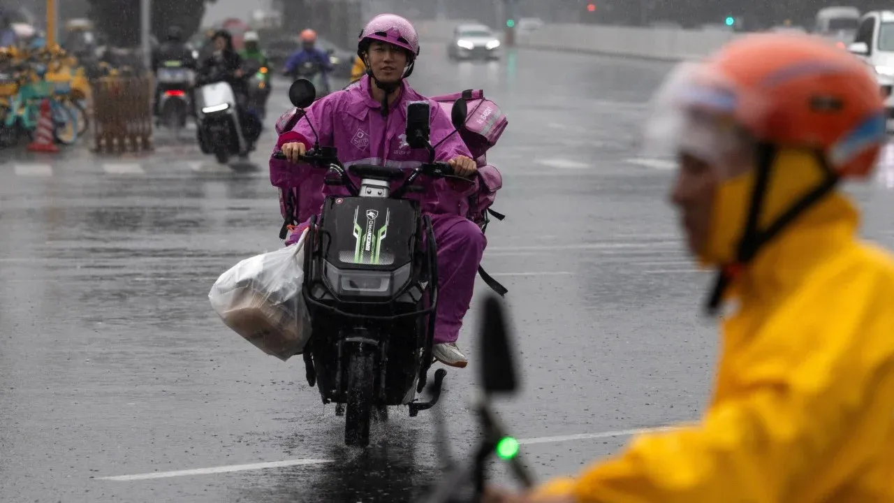 JD.com puts an AI camera helmet on riders, speeding rivals Alibaba and Meituan