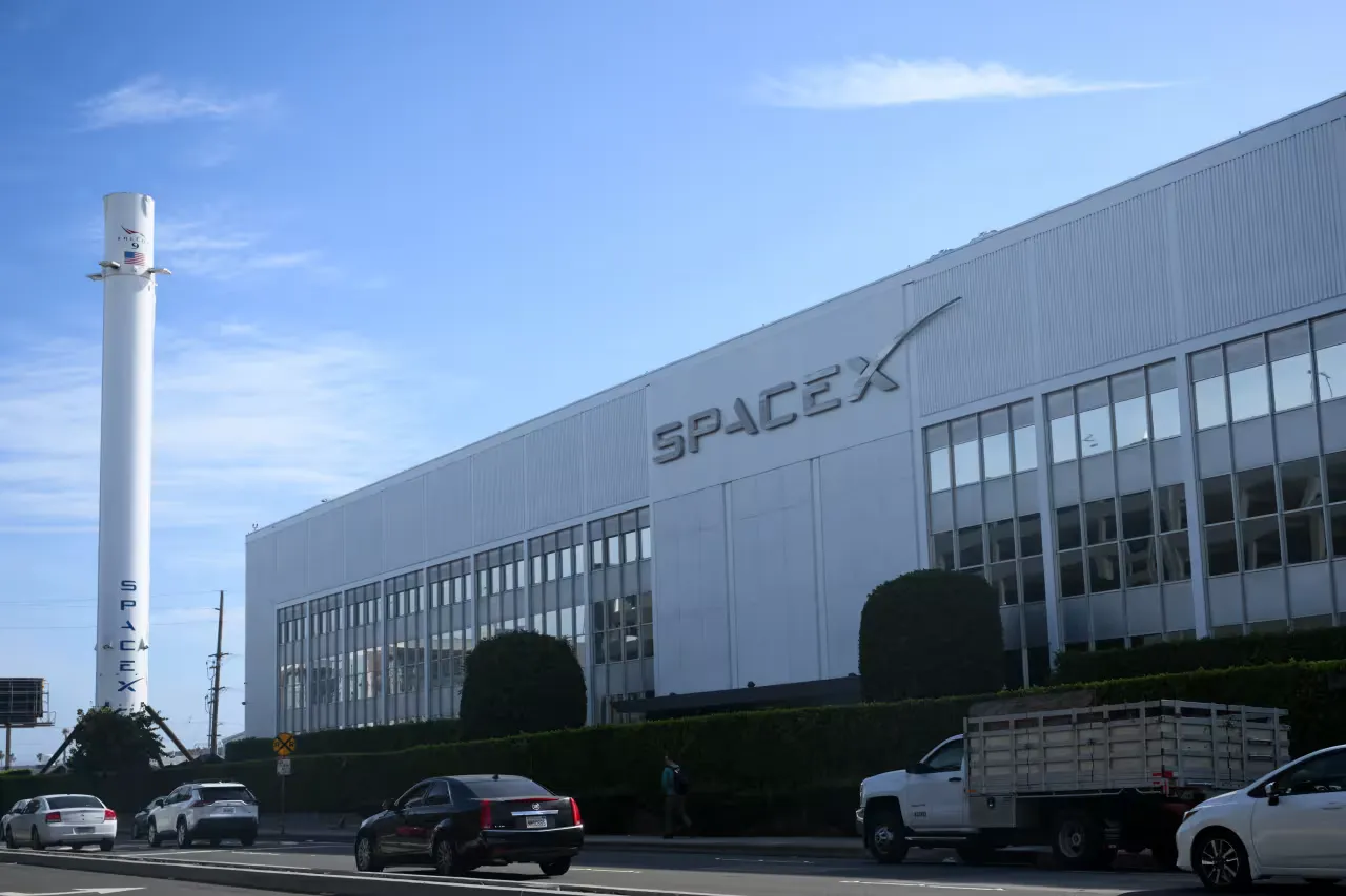 SpaceX shares snap a brutal skid before Starship launch, insiders get a sell window
