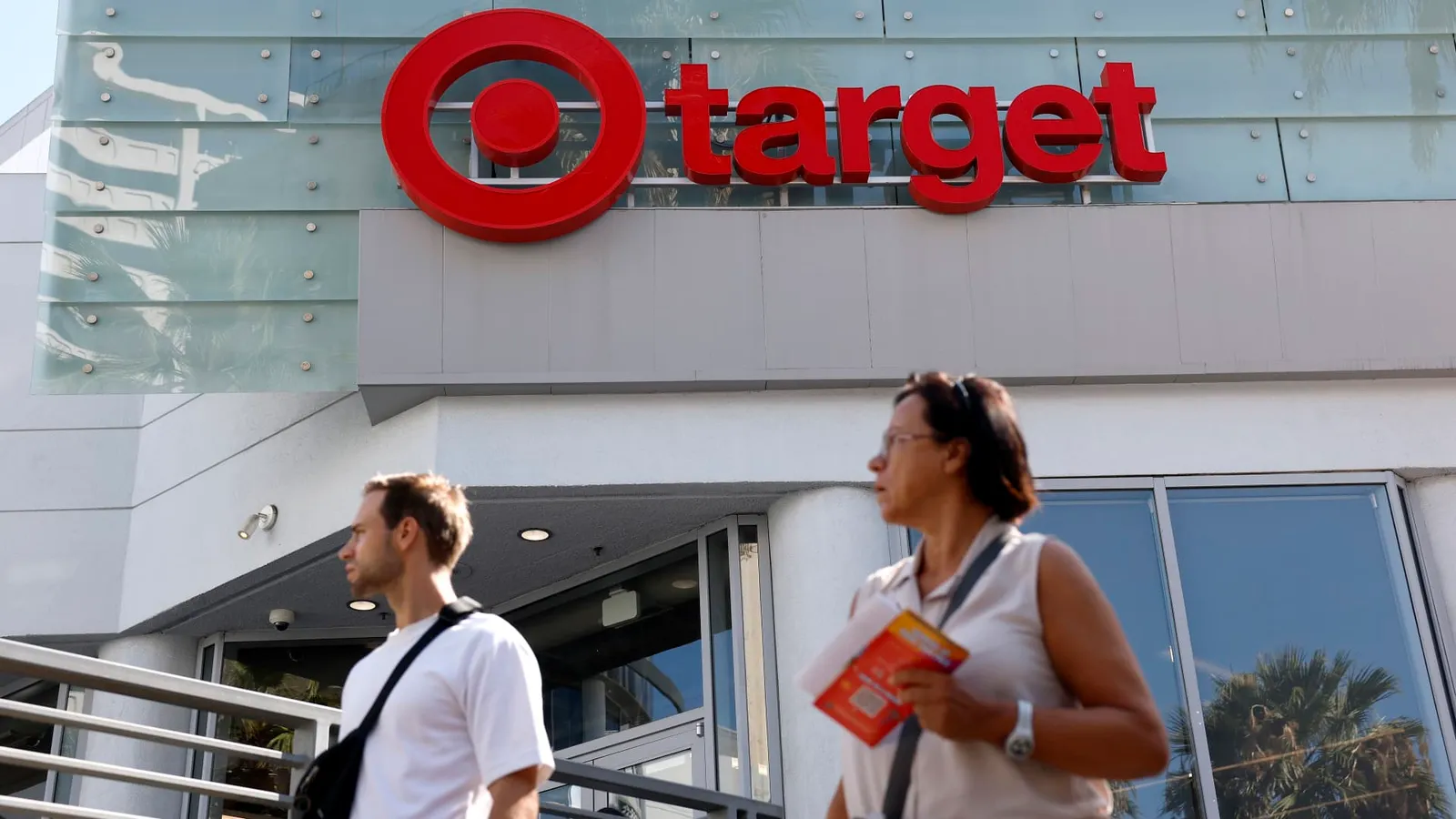 Retailers split on tariff refunds: lower prices or fatter margins?