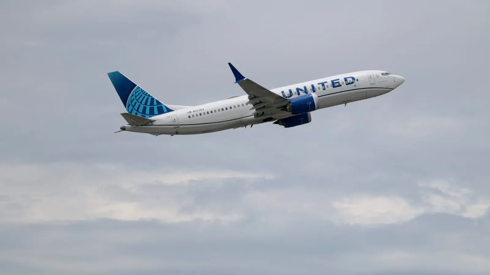 United beats earnings estimates, but warns $6B in added fuel costs