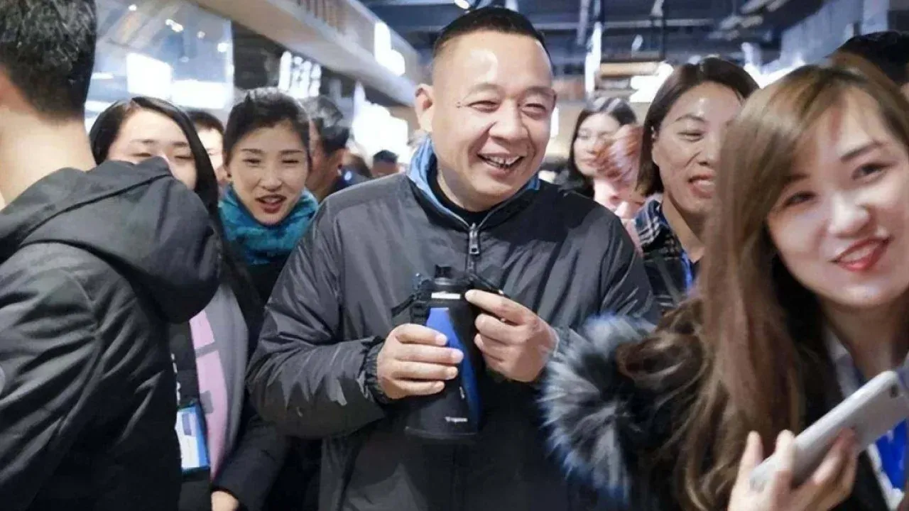 Pangdonglai founder Yu Donglai appears beside Premier Li Qiang, not in the spotlight