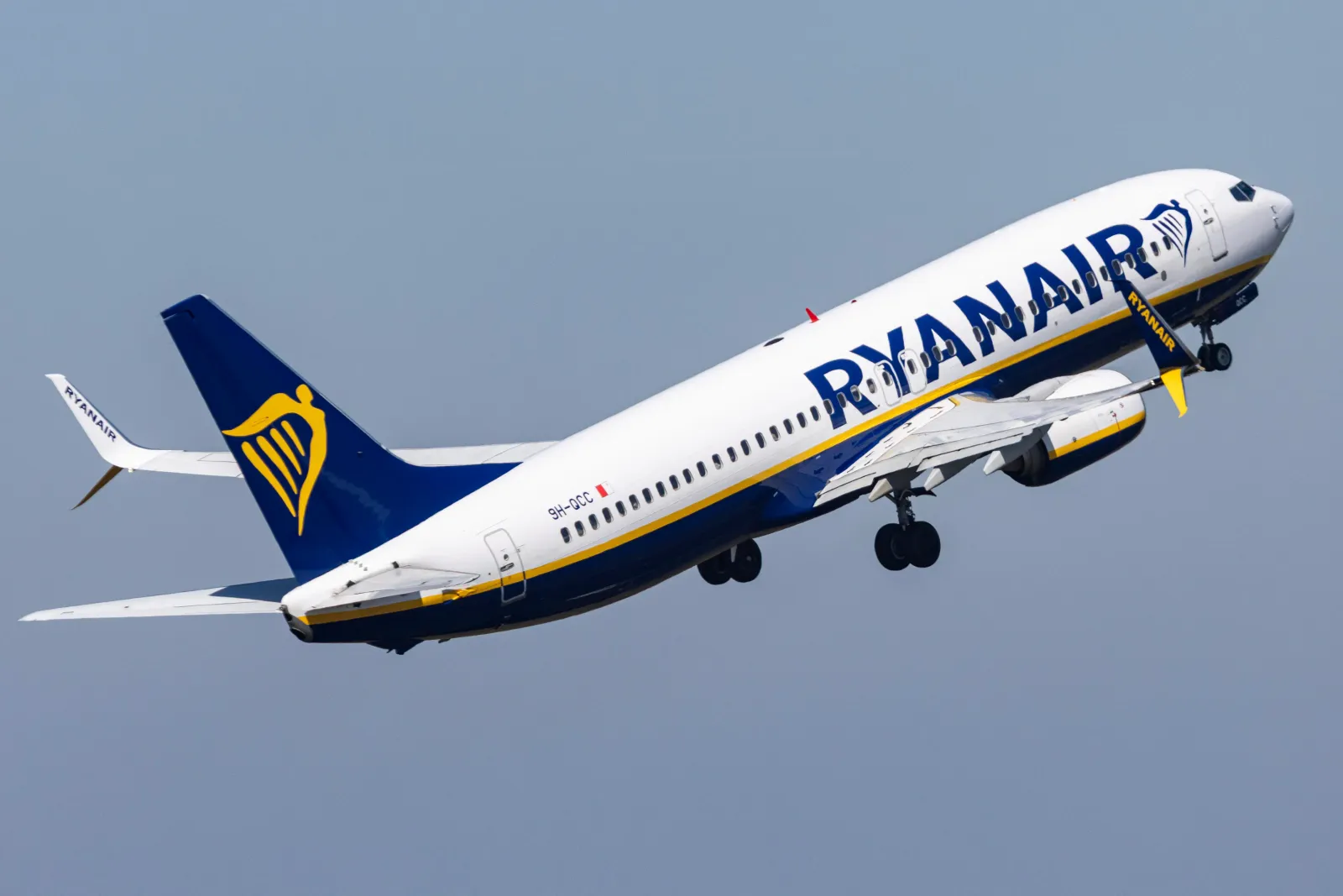 CMA investigates Ryanair over mandatory family seats, charging parents about 8 pounds