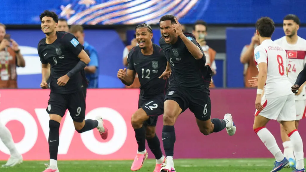 Stephen Eustáquio’s stoppage-time goal puts Canada into World Cup Round of 16