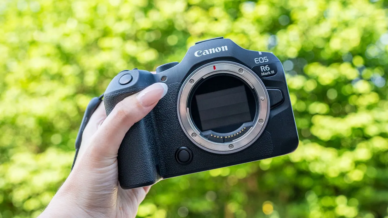 Canon EOS R6 III fixes the R6 II gap with 32.5MP, 40FPS, and CFexpress