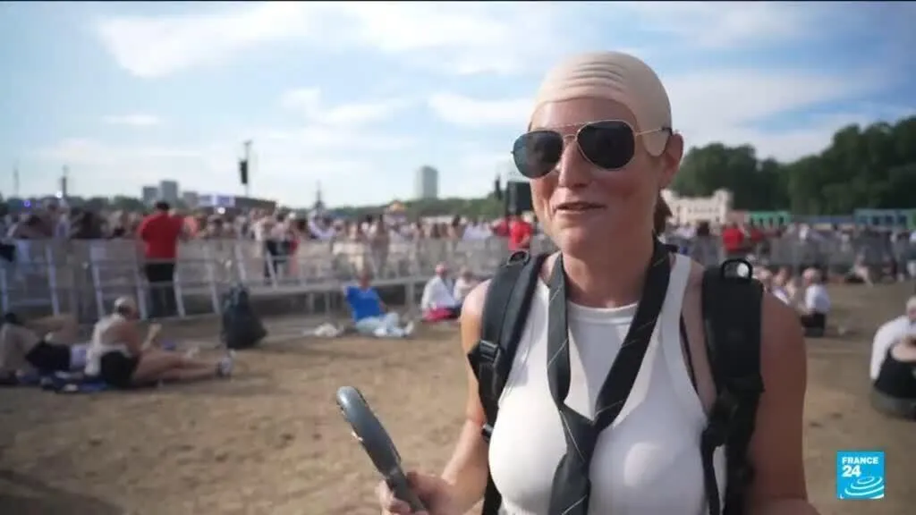 Pitbull sets bald-cap Guinness record at London show, first ever for crowd size