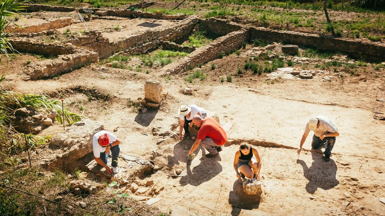 Roman vineyards relied on “vilica” managers, not housekeepers, a Columella reread shows