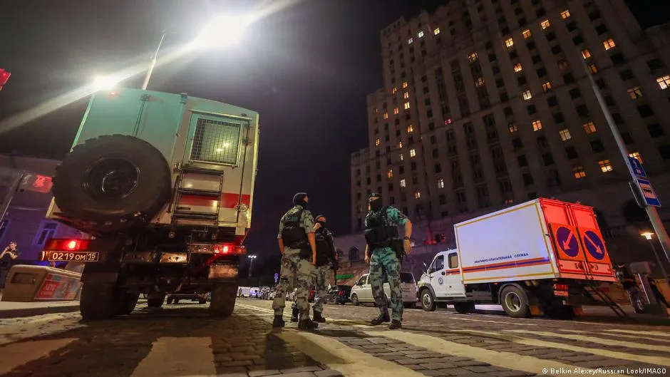Alleged bomb blast hits Kudrinskaya Square as guard stops woman outside Moscow restaurant