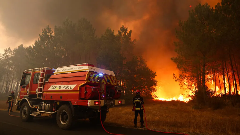 12,000 tourists evacuated from Le Porge as wildfire rages in southwest France