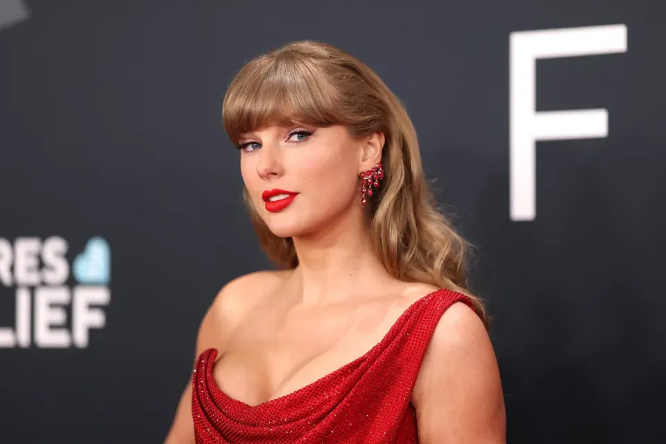 Taylor Swift’s “I Knew It, I Knew You” hits No. 1, tying her third-most all-time