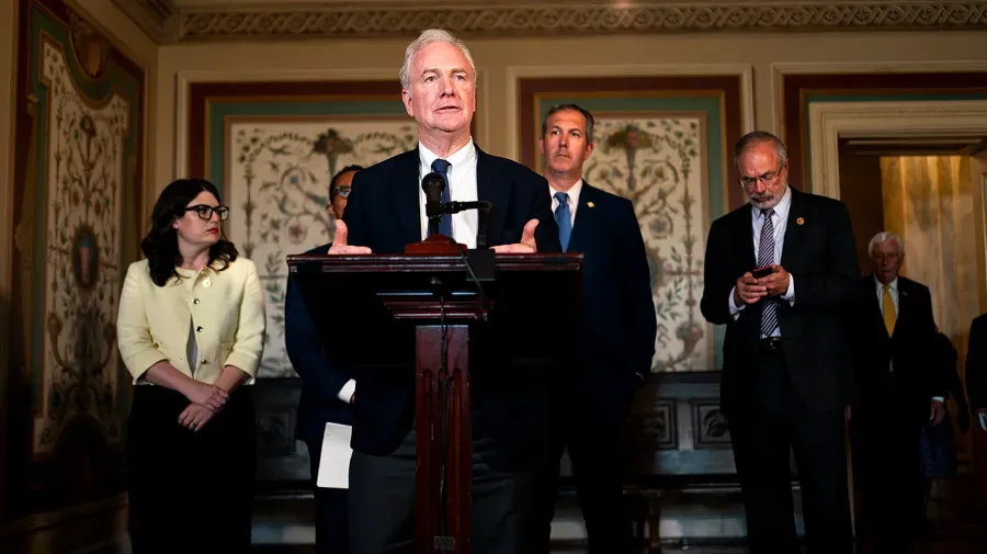 Democrats Blast Trump's Venezuela Oil Deal as Risk to U.S. Troops