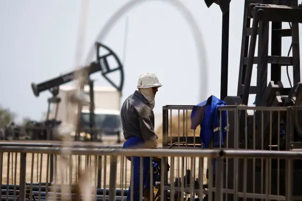 Oil Falls $2 on Iran-Oman Talks to Reopen Hormuz