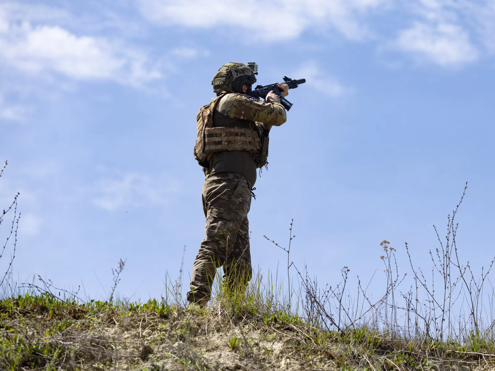 Ukraine’s 4th Ranger Regiment trains “watch the sky” trench assaults as drones surge