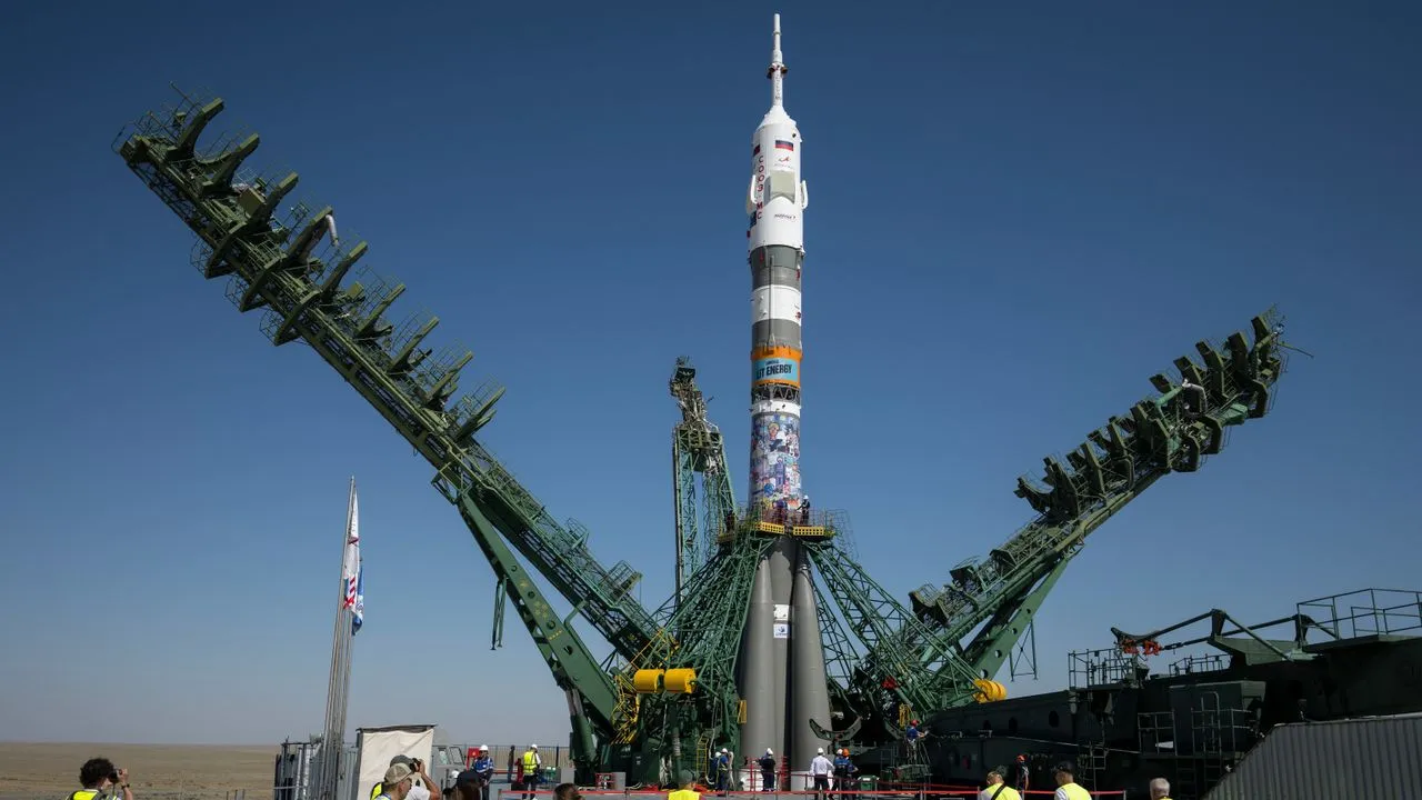 Soyuz MS-29 launches with Lit Energy and “Life has no end” ads