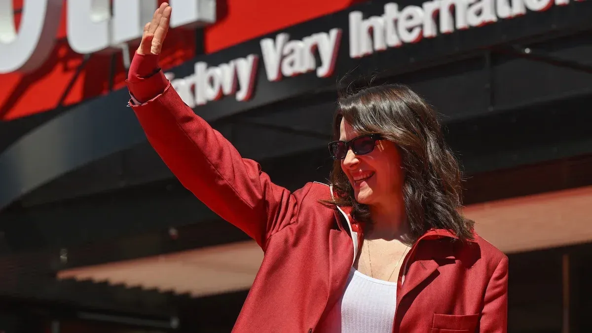 Juliette Binoche tells Karlovy Vary why artists must act “unafraid” to be universal