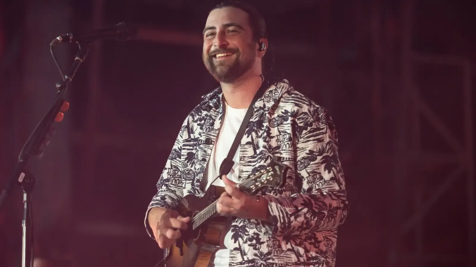 Noah Kahan pretends Congress calls to order diaper-wearing at concerts in DC stop