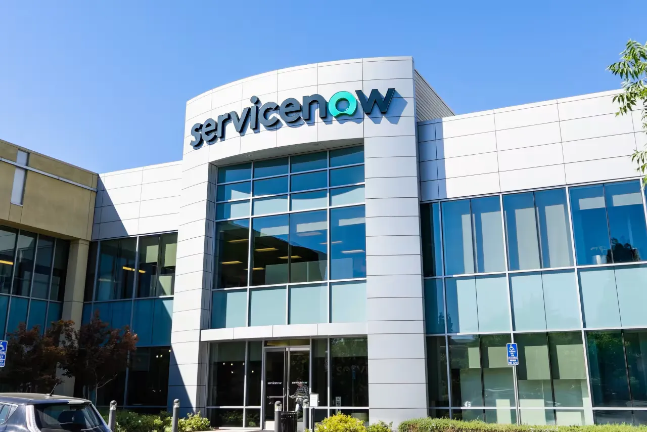 Oracle lags as ServiceNow and Salesforce surge, despite its OpenAI-linked cloud ties