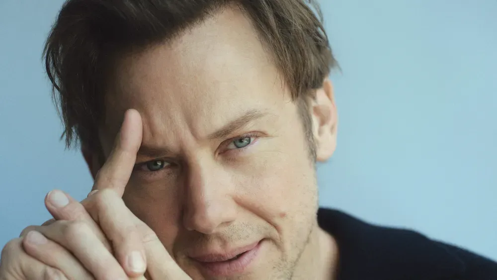 Jimmi Simpson joins Elisabeth Moss in Hulu’s ‘Conviction’ drama