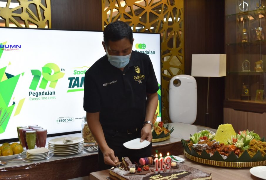 Dirut Pegadaian Kuswiyoto potong tumpeng
