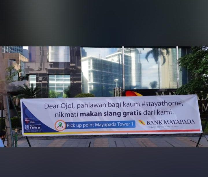 Spanduk informasi pembagian makanan gratis
