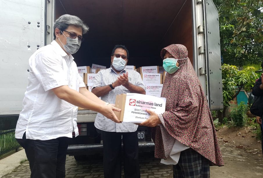 Managing Director President Office Sinar Mas Land Dhony Rahajoe bersama Tokoh Masyarakat Rano Karno secara simbolis menyerahkan bantuan paket bingkisan lebaran kepada warga di Jalan Hasyim Ashari Gang Parit Nomor 10 RT 06 RW 10 Kelurahan Cipondoh, Kota Tangerang, Kamis (21/5)/Sinar Mas Land