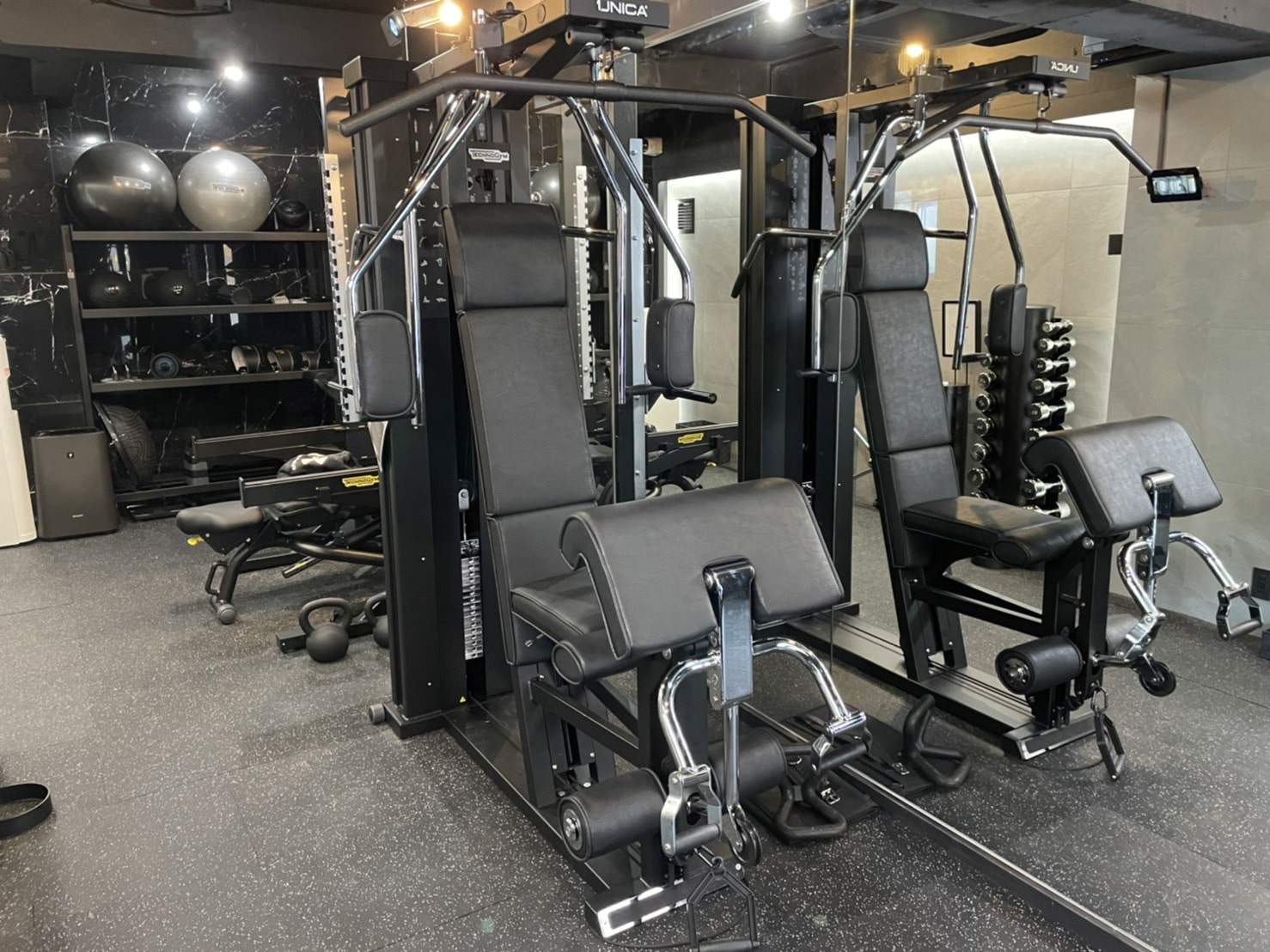 ヘックスバーや重重量ダンベルなどの専門機材