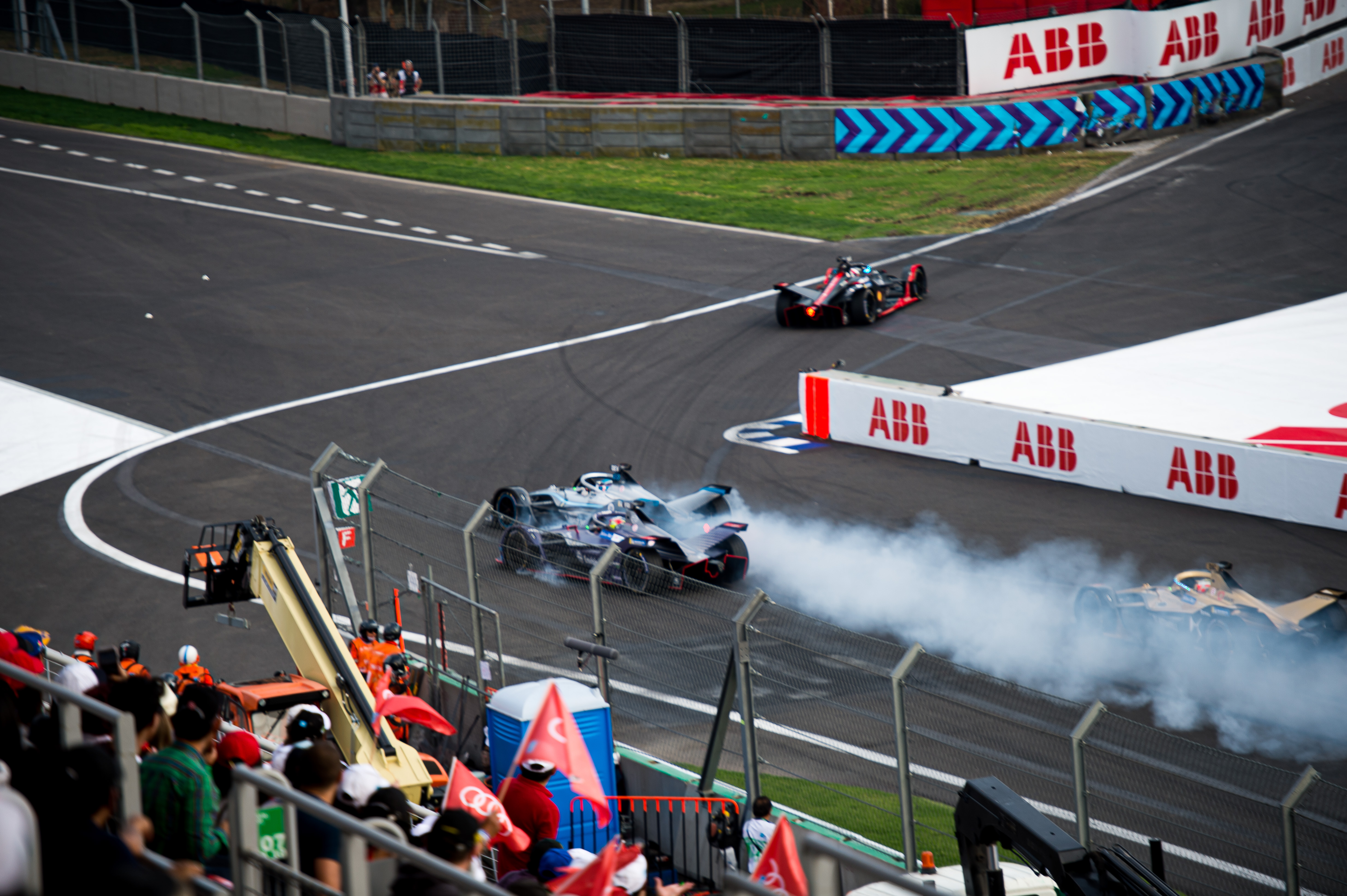 Nyck de Vries Robin Frijns collision